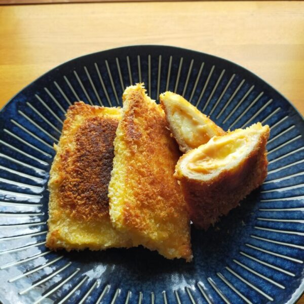 海老の濃厚ビスクの素と食パンのエビクリームチーズコロッケパンの写真です