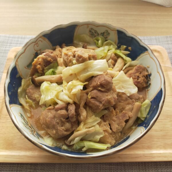 レンジ加熱で作る豚小間肉とキャベツの簡単にんにくしょうゆ煮の写真です