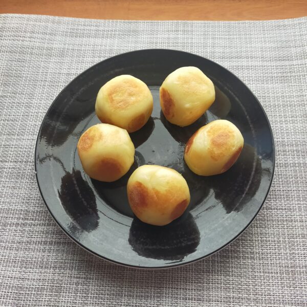 切り餅とチーズ入り簡単いももちの写真です