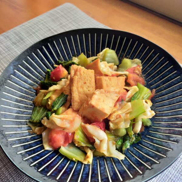 三角厚揚げとチンゲン菜のトマト炒めの写真です